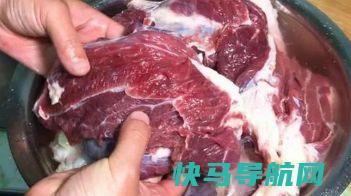 炖牛肉时，有人焯水；有人直接炖？全不对！教你正确做法，太香了