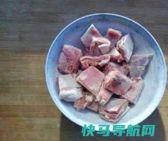 冬天炖羊肉，要想羊肉不膻汤鲜味美，记住只用这3种