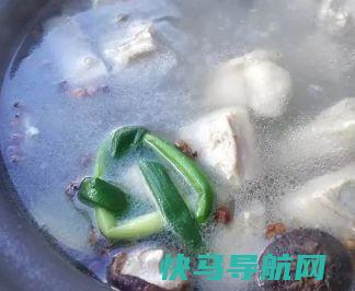 冬天炖羊肉，要想羊肉不膻汤鲜味美，记住只用这3种