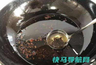 做花椒油时，最忌直接下锅炸，多加1步，花椒油又香又