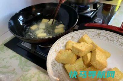 炖豆腐时，千万别直接下锅炖，多加这一步，豆腐不碎，鲜