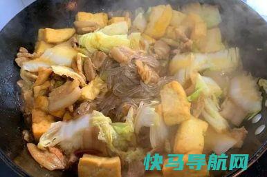 炖豆腐时，千万别直接下锅炖，多加这一步，豆腐不碎，鲜