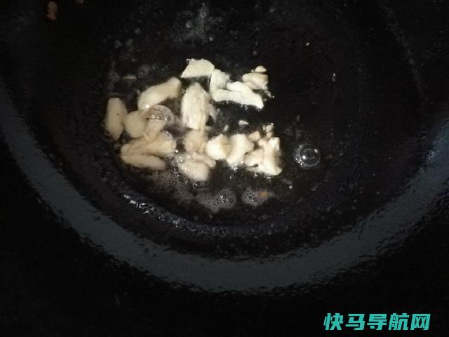 大厨教你剁椒鱼头做法，香辣入味，鲜香爽滑，宴客再也