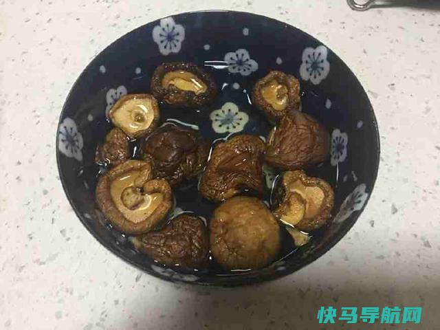 奶奶珍藏30年的黄焖鸡秘方，汁水香浓肉质嫩，一家老