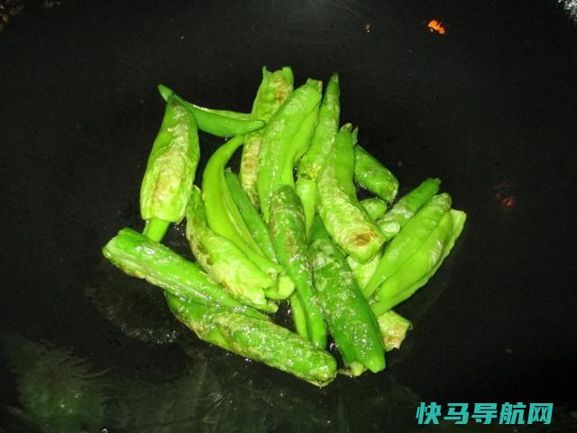 尖椒这样做，比虎皮尖椒还下饭，既简单又美味，夏天吃