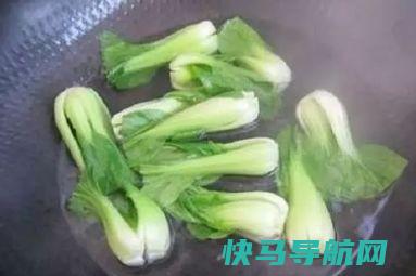 炒青菜时，千万别直接下锅，大厨多加这2步，青菜又脆