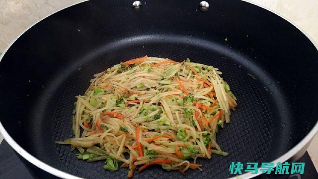 用鸡蛋做早餐饼，加点它格外好吃，营养丰富又美味，做