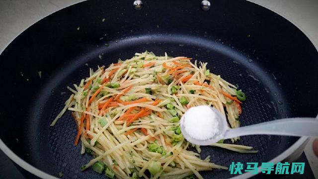 用鸡蛋做早餐饼，加点它格外好吃，营养丰富又美味，做