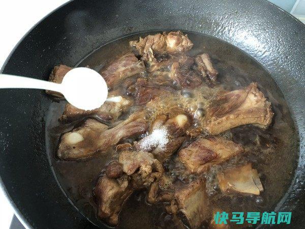 饭店做的排骨又酥又烂，原来是有妙招，怪不得自己做