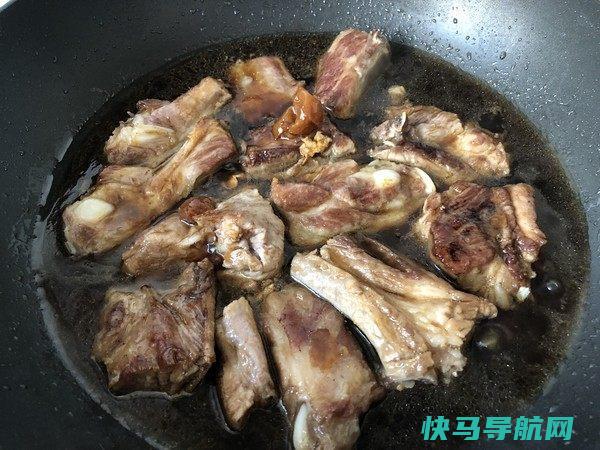 饭店做的排骨又酥又烂，原来是有妙招，怪不得自己做