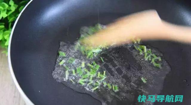 喜欢吃土豆的不要错过，土豆这样简单一做，一大盘都