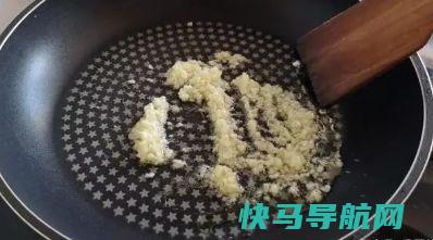 朋友来做客，花5块钱买3颗小白菜，原本凑盘，没想到上