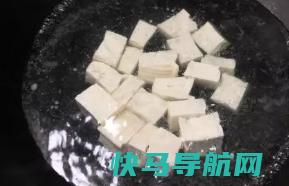 炖鲫鱼豆腐汤时，万万别直接下锅关键2步，鱼汤不腥